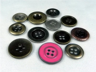 Botão de metal com 4 furos de alta qualidade de fábrica para vestuário
